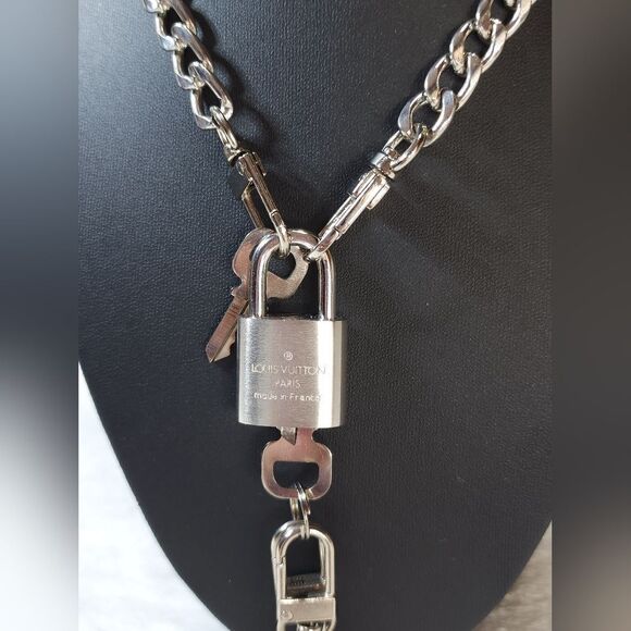 LV #317 LOCK AND 2 KEYS NWB Louis Vuitton Silver Lock and Keys #317 AUTHENTIC - Picture 5 of 13